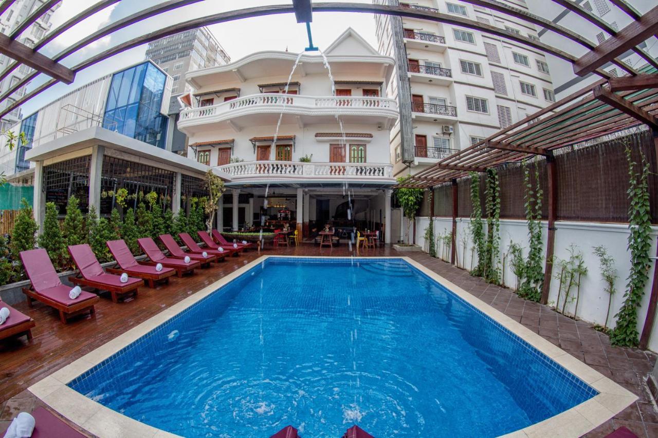 Poolside Hotel 2*