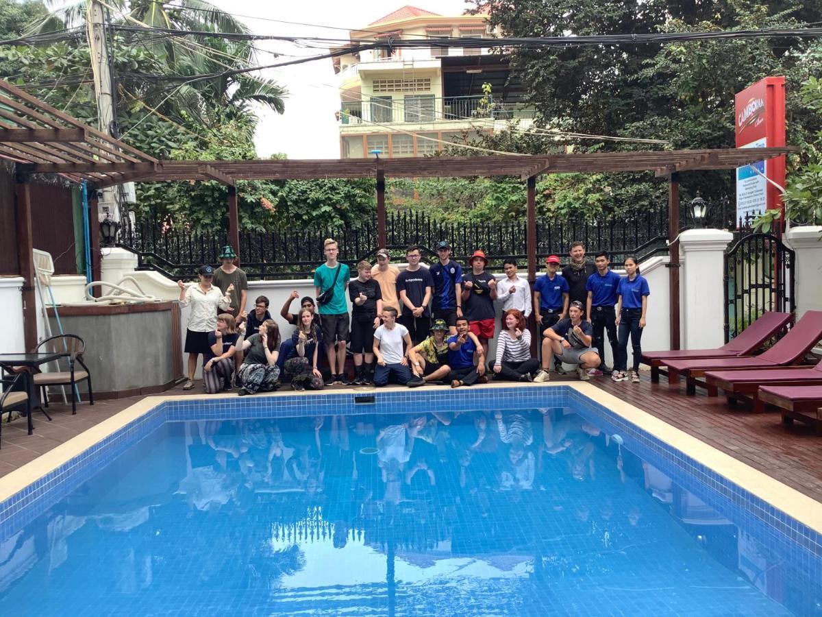 Poolside 2*