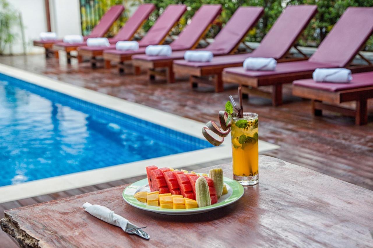 Hotel Poolside