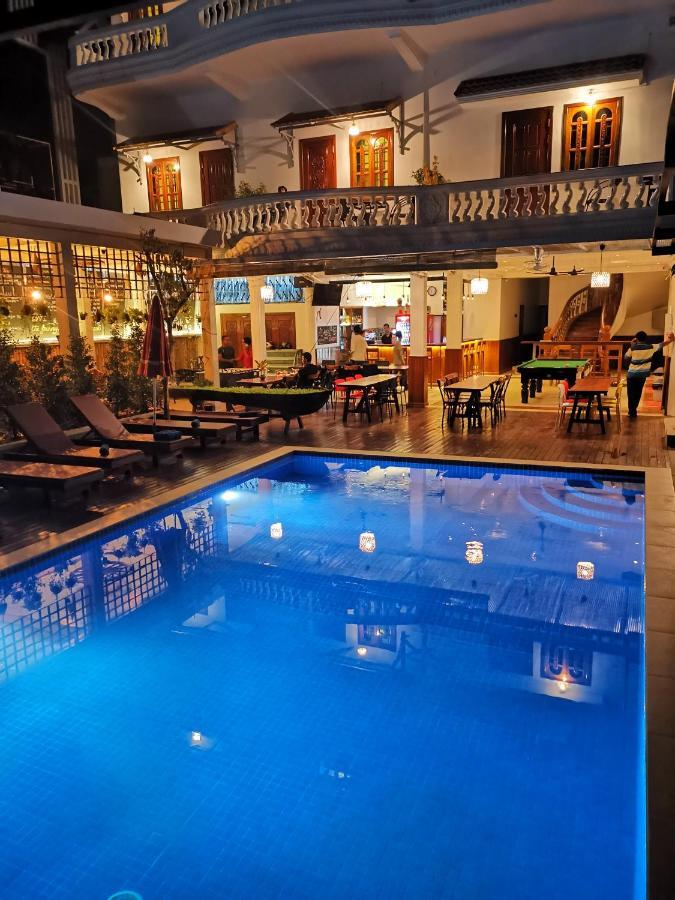 Hotel Poolside